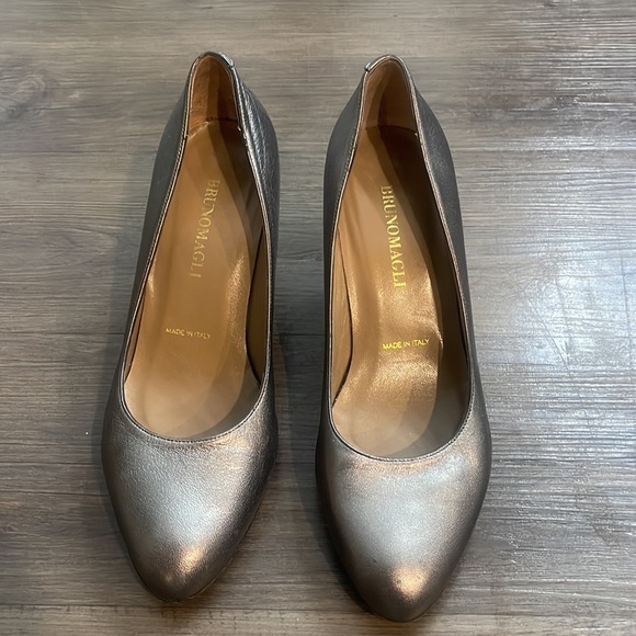 Bruno Magli Metallic Pewter Wedge Heel Sz 38 1/2 - Picture 1 of 16